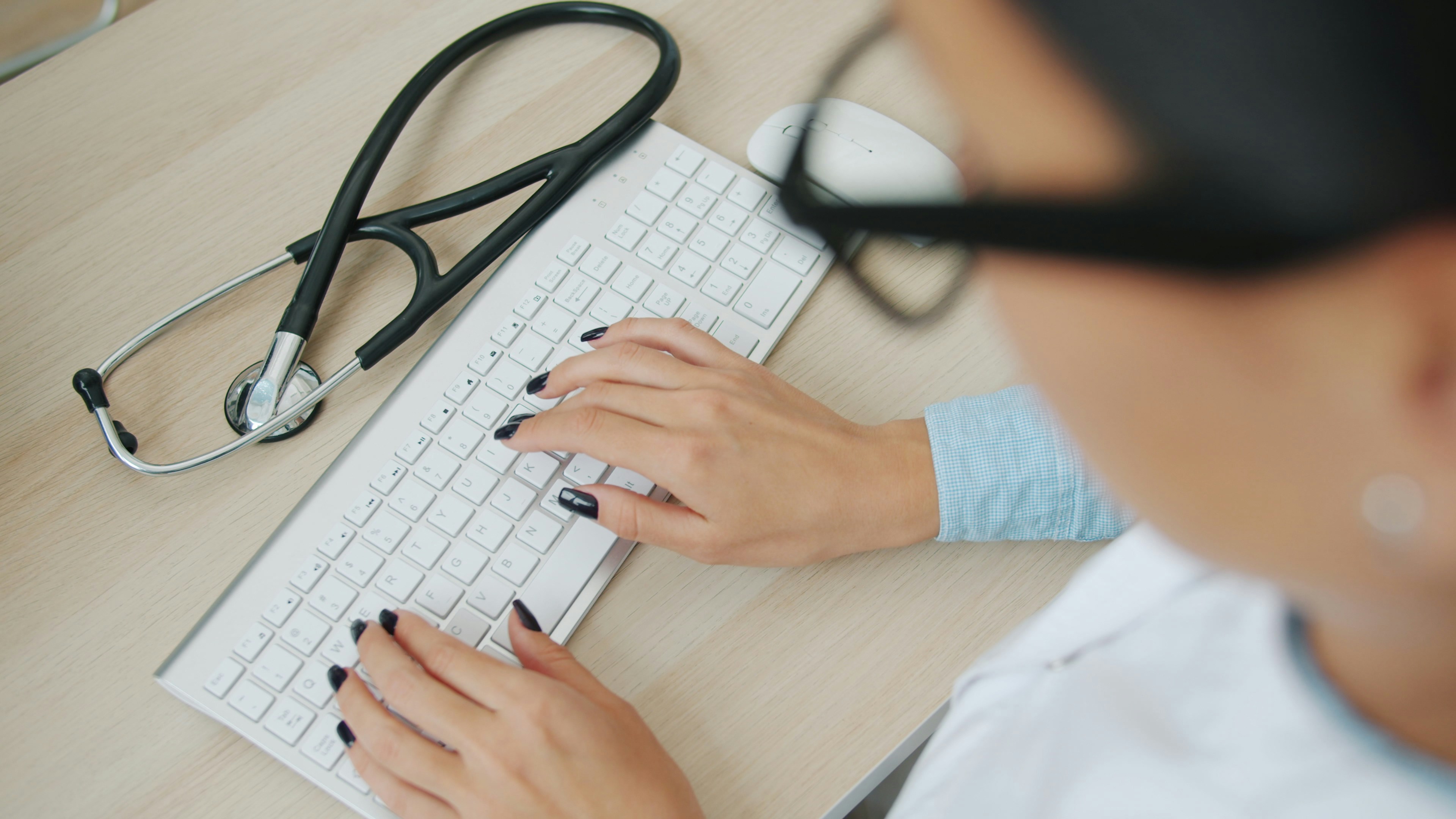 Consultați medicul oftalmolog regulat
